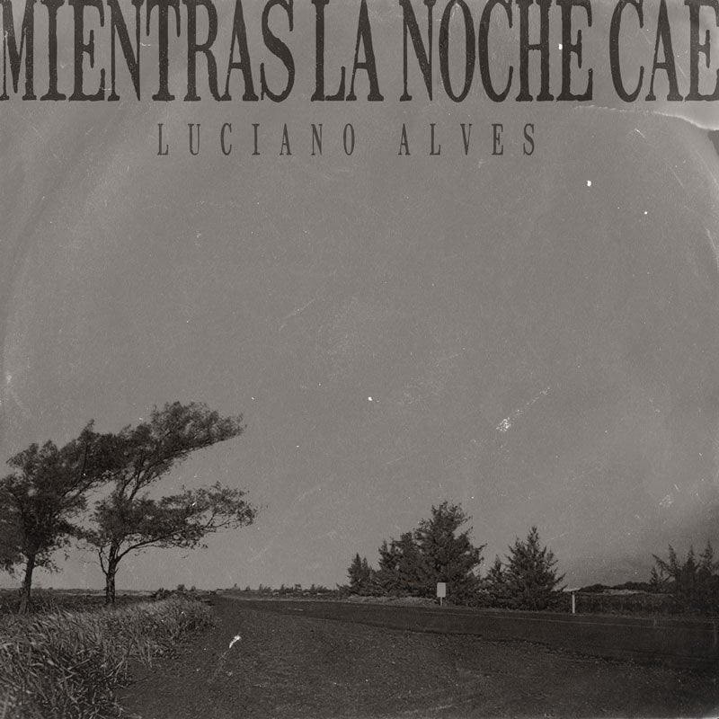 Capa do álbum Mientras La Noche Cae, de Luciano Alves Mientras La Noche Cae, álbum de Luciano Alves